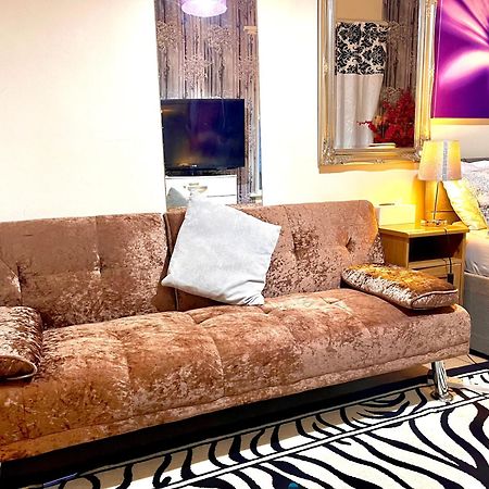 Comfy Double Bedroom With A Private Toilet Londres Exterior foto